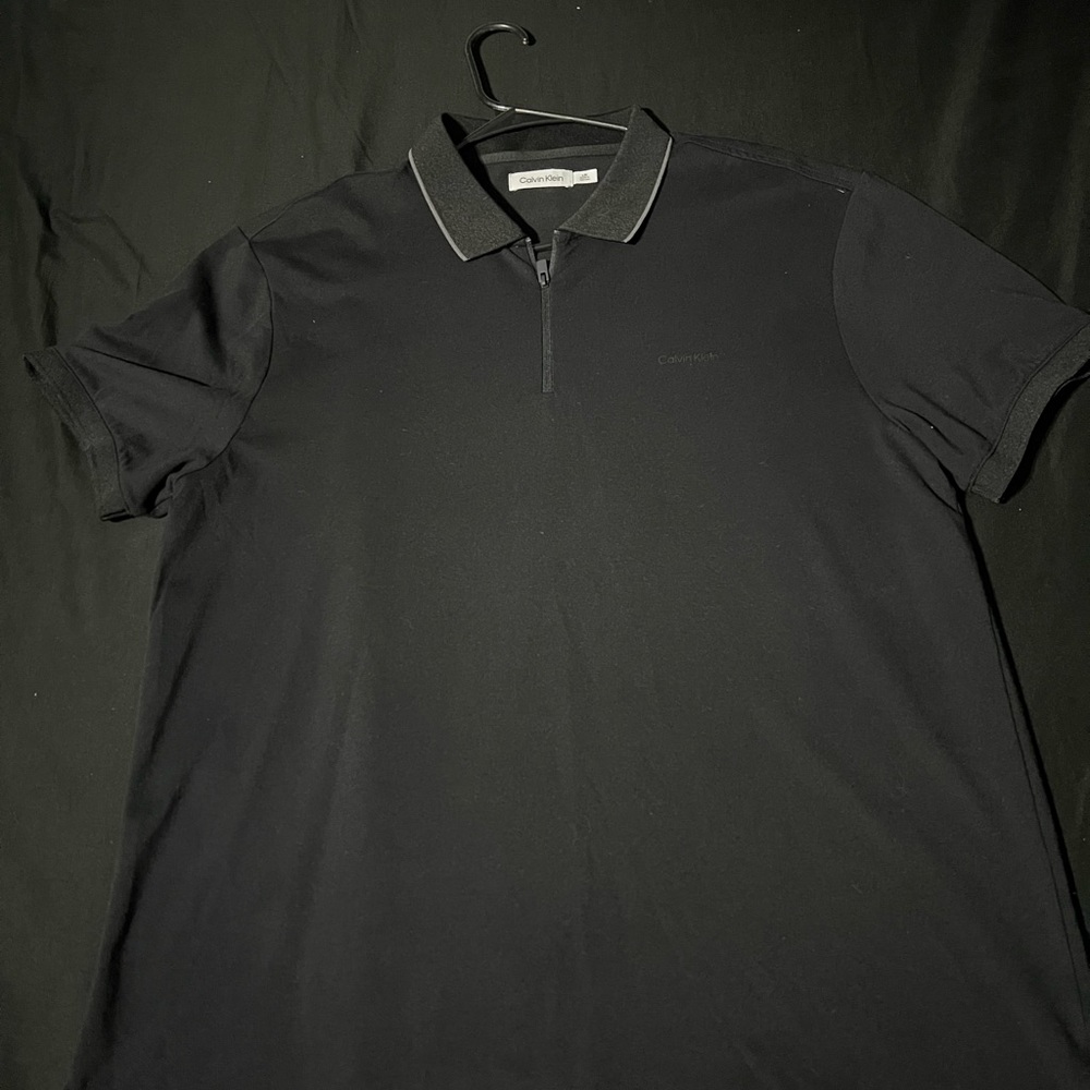 Zip up shirt worn twice great condition looks better in person color is black